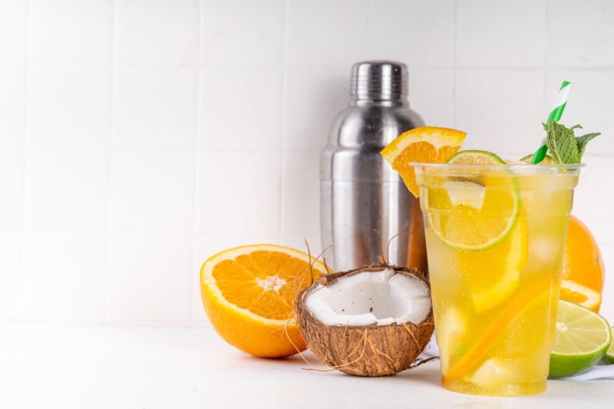 Pomorandža.kokos, limun, moktel u čaši.