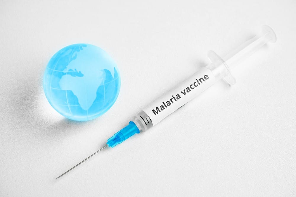 Mali globus ispred koga stoji &scaron;prica na kome pi&scaron;e malarija vakcina.