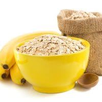 Ovas u činiji i džaku, pored su 3 banane.