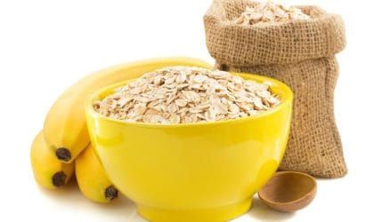 Ovas u činiji i džaku, pored su 3 banane.