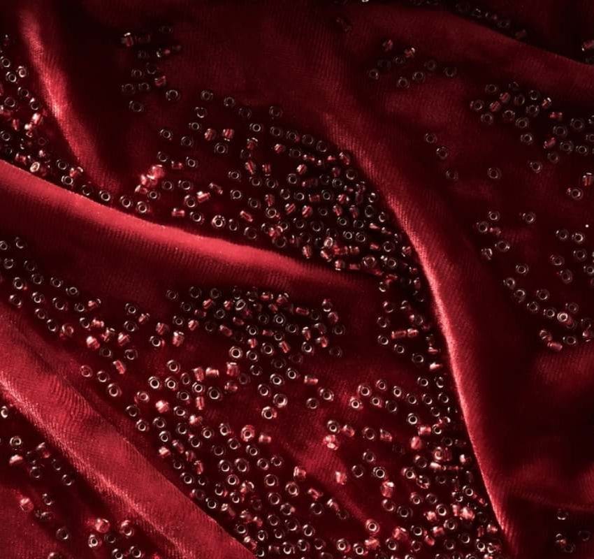 Bordo somot, po kome su posute bordo perlice.