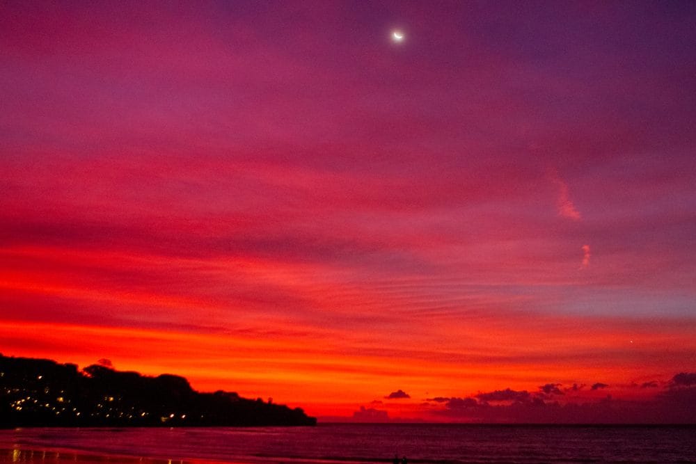 Zalazak sunca u zalivu Džimbaran, Bali, Indonezija.