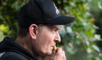 Čarli Šin, profil sa kačketom.