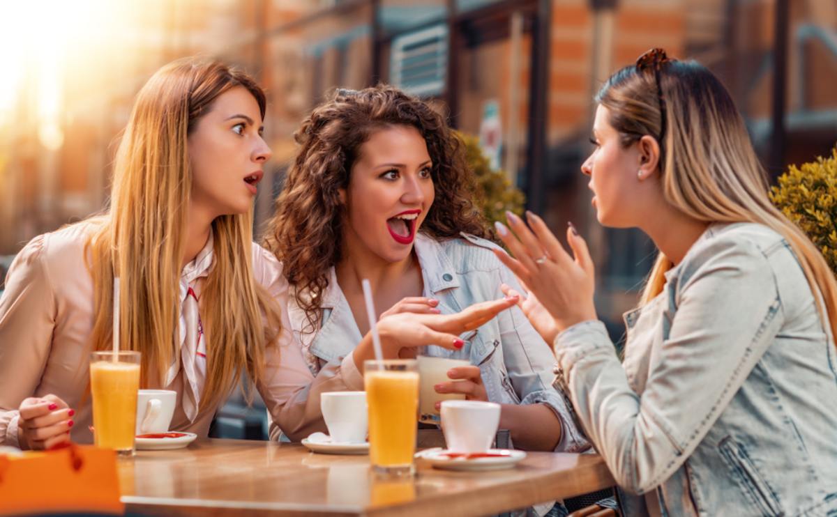 Drugarice u nekoj velikoj priči, jedna deluje vrlo iznenađeno kada je nešto čula. želi još, dok treća na neki način pokušava da obuzda pričalicu.