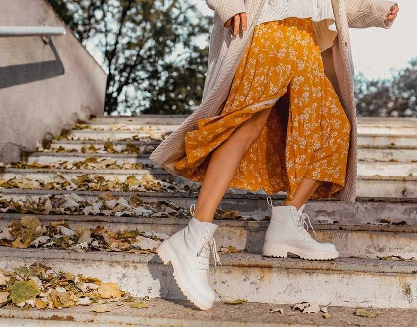 Vidi se da je jesen po opalom lišću. Žena koja s epenje uz stepenice, nosi duboke bež cipele sa debelim đonom.