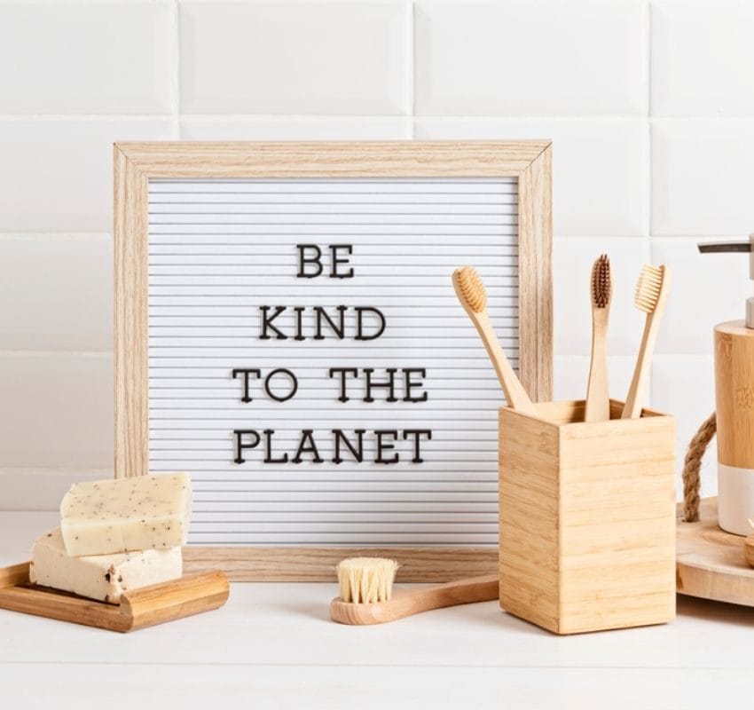 Prirodni sapuni, ;etkice sa drškama od bambusa, kao i dispenseri za sapun, prirodni sunđer za scrub itd.