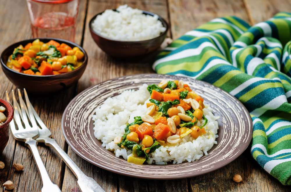 Leblebije, spanać i batat na pirinču.