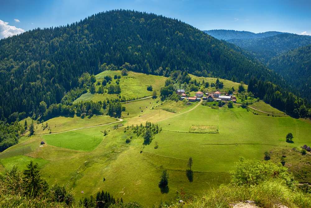 Pejzaž sa planine Zlatar, poljane, vrhovi, kućice.