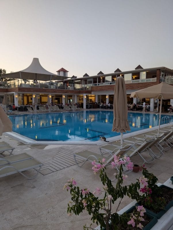 Bazen i ležaljke u all inclusive resort-u u  Bodrumu.