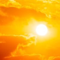 Sunce i oblaci na narandžastom nebu.