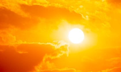 Sunce i oblaci na narandžastom nebu.