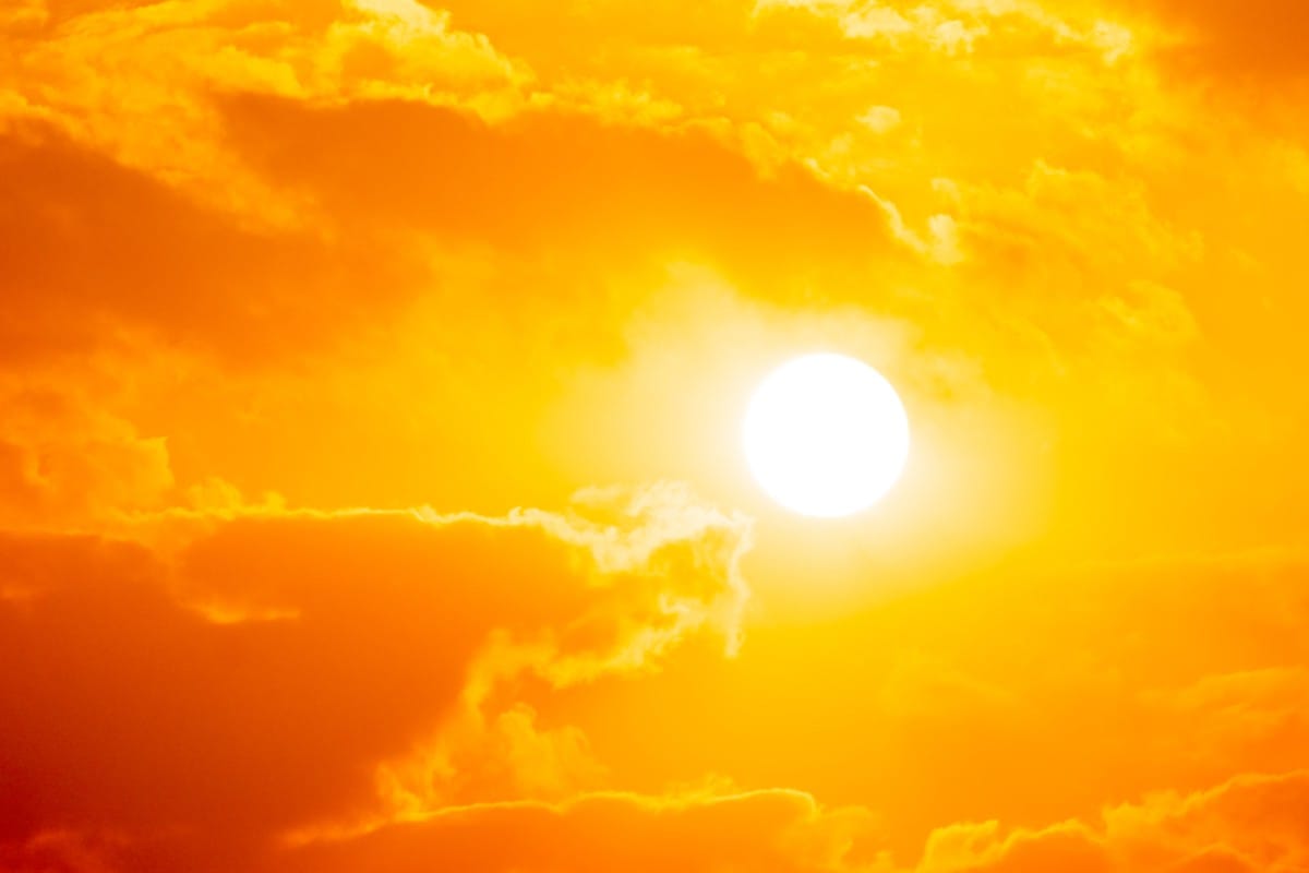 Sunce i oblaci na narandžastom nebu.