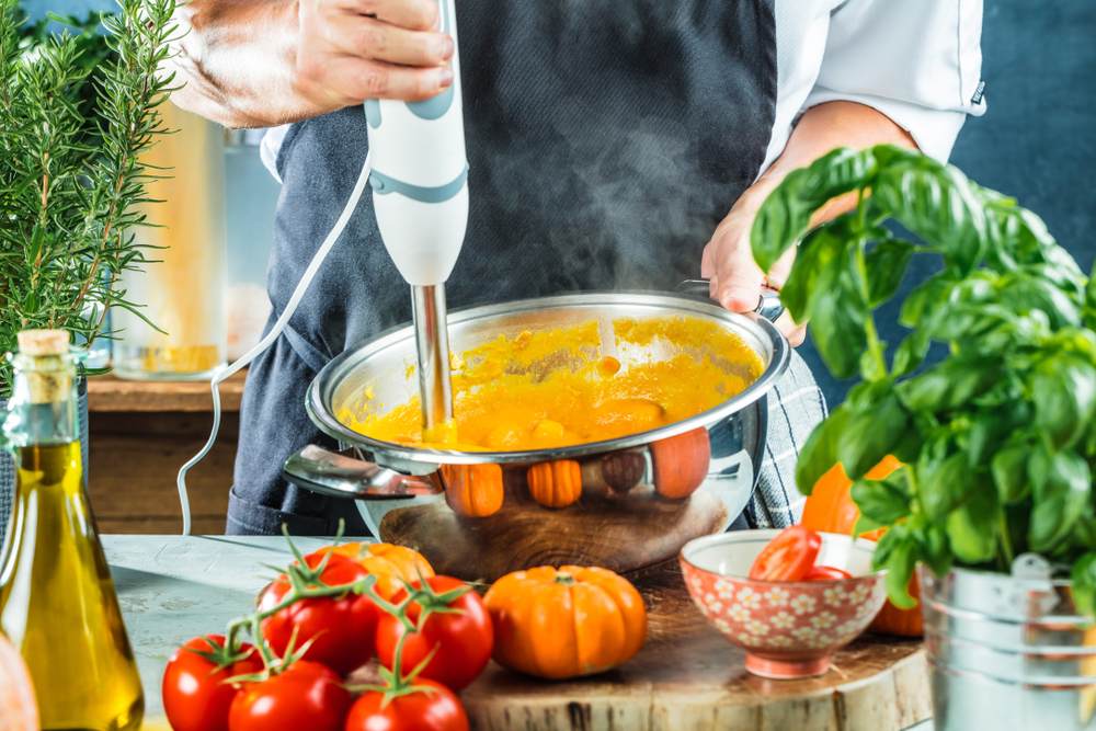 Blendiranje batata u metalnoj vangli.