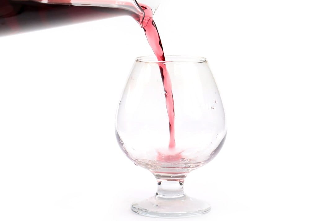 Vinska ča&scaron;a u koju sipaju vino iz dekantera.