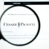 Natpis Cesare PAciotti posmatran kroz lupu.