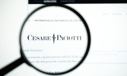 Natpis Cesare PAciotti posmatran kroz lupu.