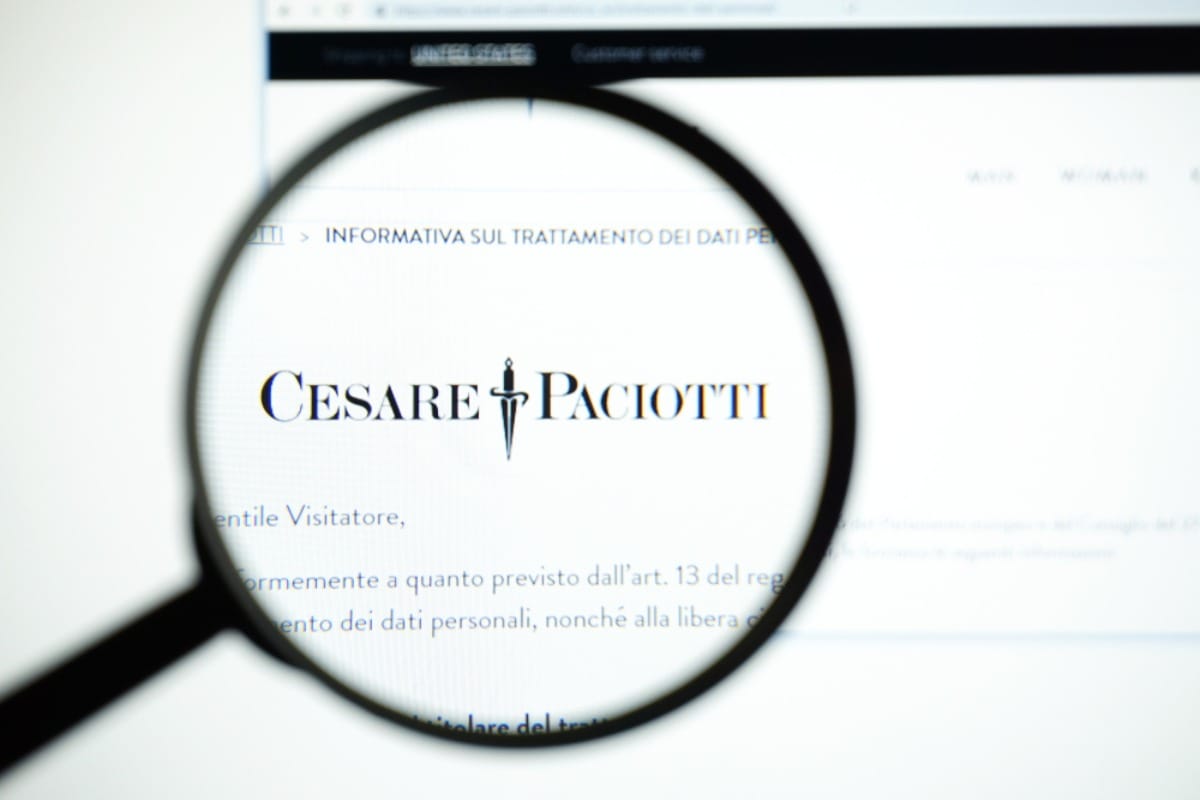 Natpis Cesare PAciotti posmatran kroz lupu.