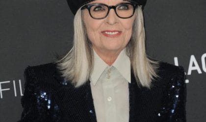 Dajana Kiton, portret, u crnom svetlucavom sakou, nosi crnu beretku.