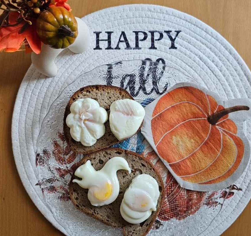 Pripremljena jaja u raznim oblicima pomoću šablona.