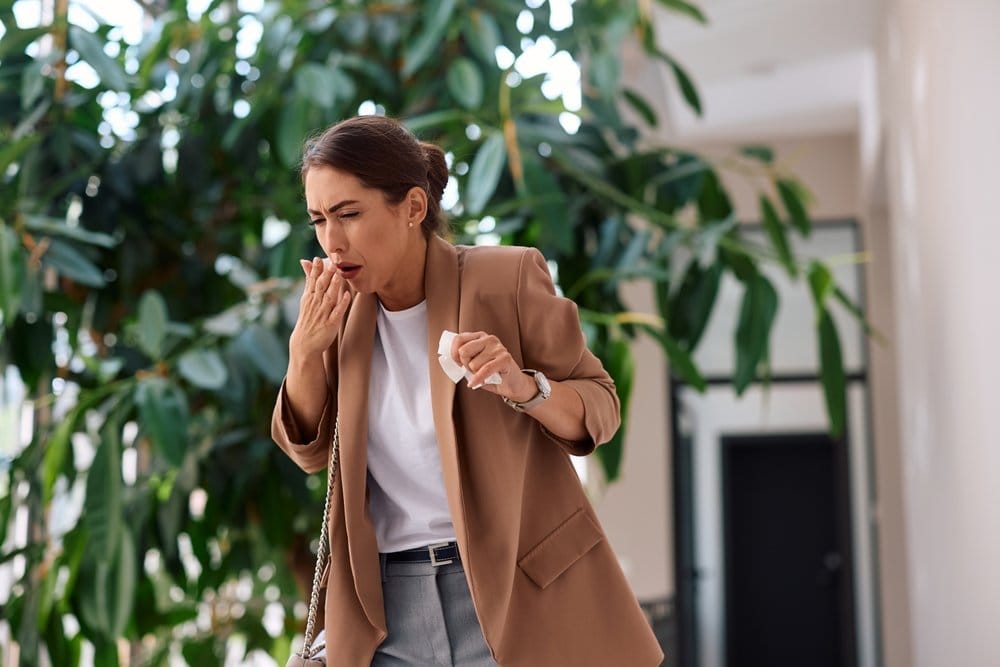 Žena koja kašlje.