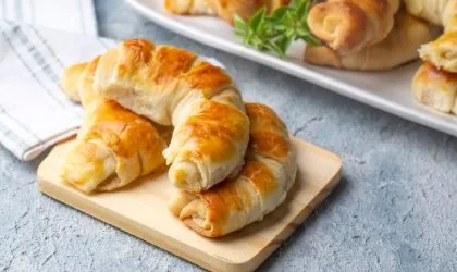 Kiflice, sa zlatnom koricom, premazane žumancem.