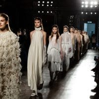Revija mode na nedelji mode u Milanu. Sve manekenke su raynim modelima, dugačkih belih haljina.