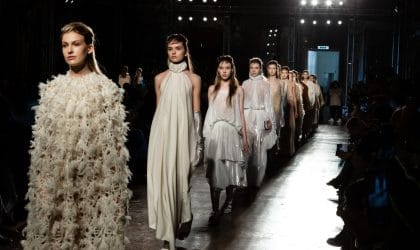Revija mode na nedelji mode u Milanu. Sve manekenke su raynim modelima, dugačkih belih haljina.