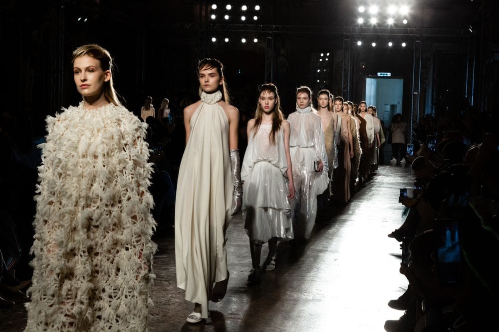 Revija mode na nedelji mode u Milanu. Sve manekenke su raynim modelima, dugačkih belih haljina.