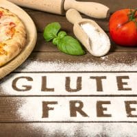 Pica, paradajz, natpis gluten free.
