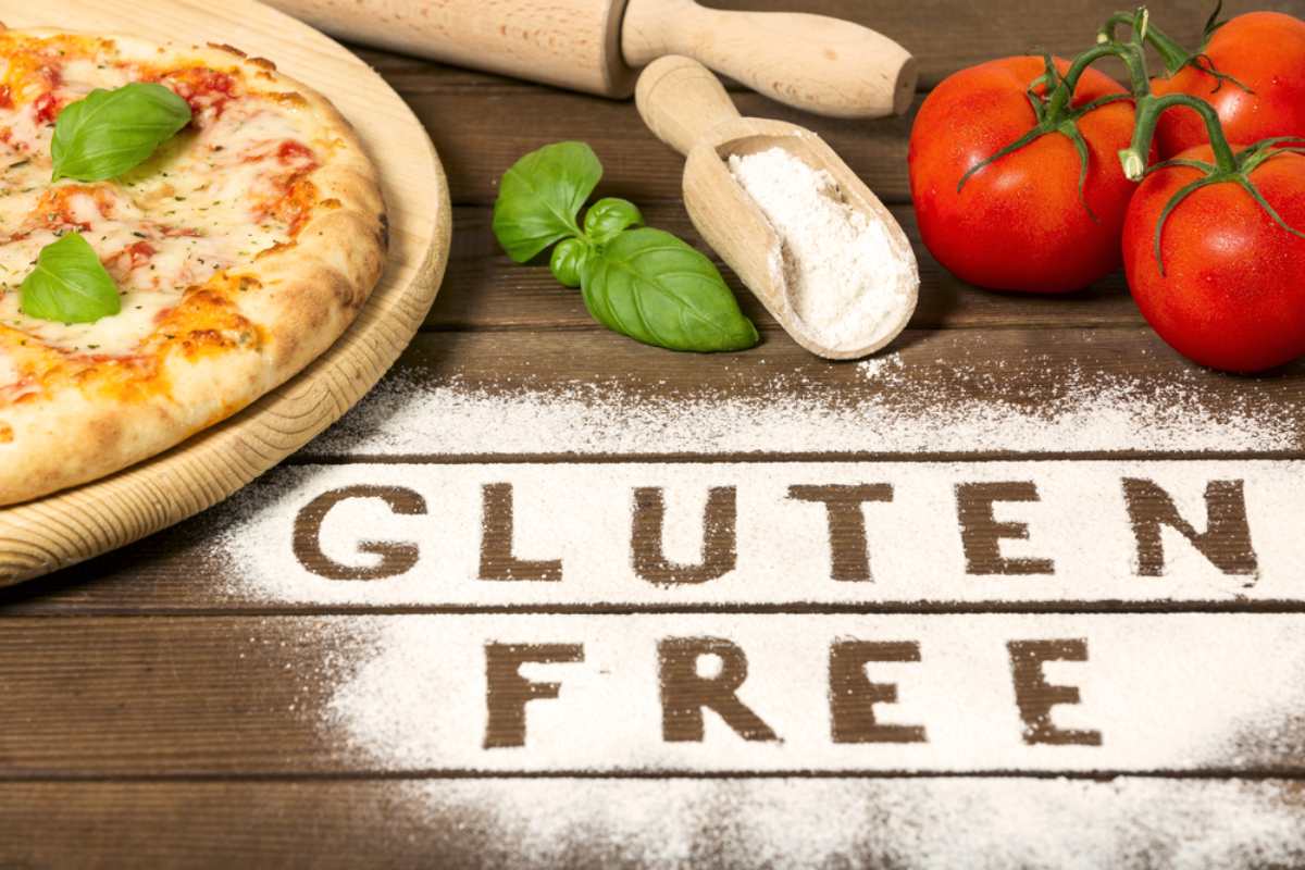 Pica, paradajz, natpis gluten free.