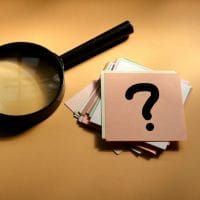 Kartice sa pitanjima i lupa.