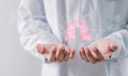 Doktor koji u rukama drži ilustraciju pluća
