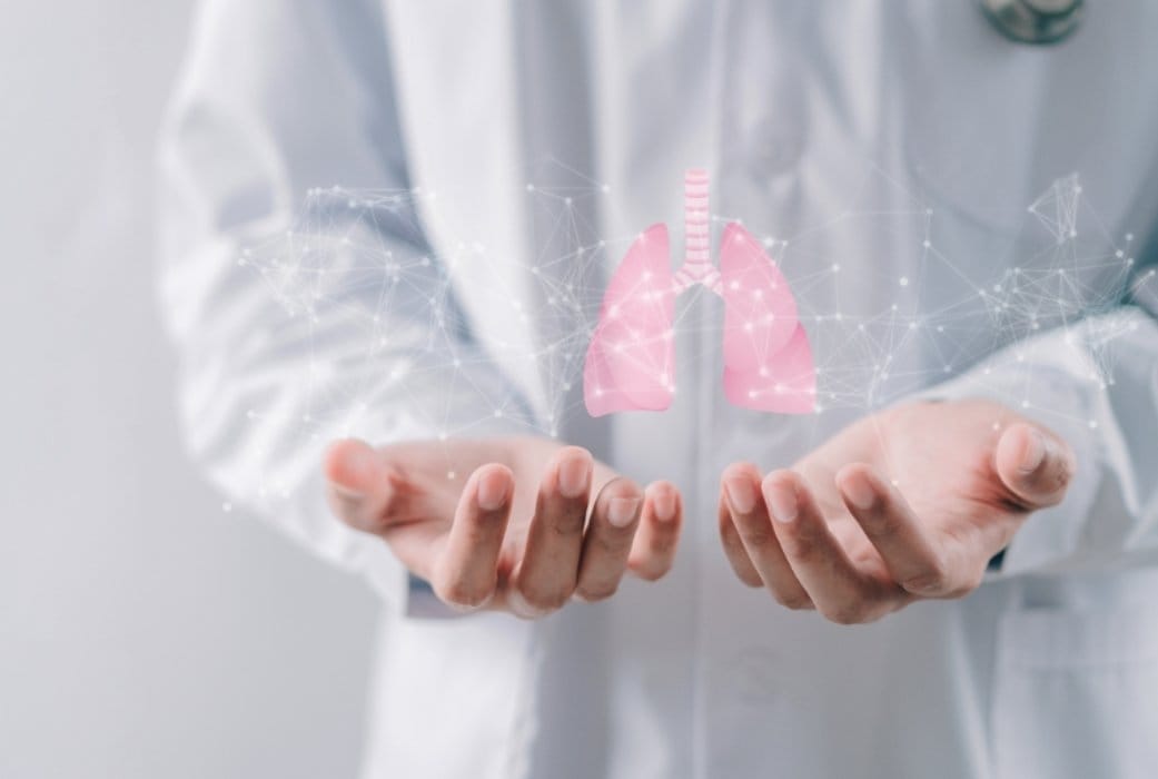 Doktor koji u rukama drži ilustraciju pluća