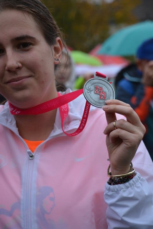 Učesnica sa medaljom.