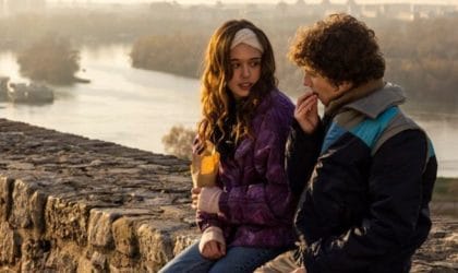 Sekvenca iz filma Hajduk u Beogradu. Par sedi na zidu na KAlemegdanu.