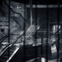 Metro stanica-Opera, Antverpen, Belgija. Eskalatori, crno bela fotografija.