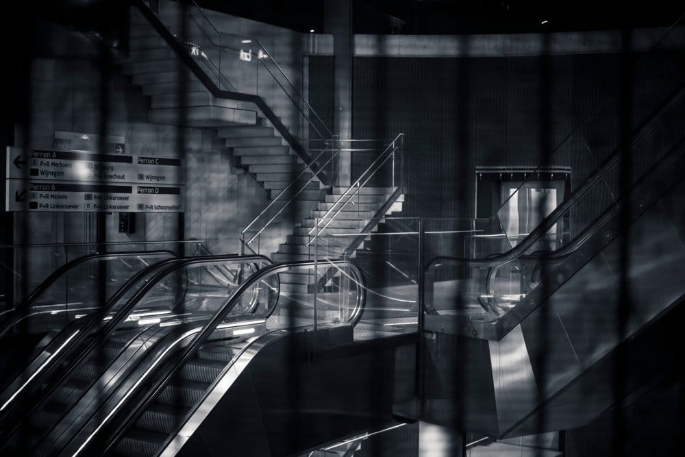 Metro stanica-Opera, Antverpen, Belgija. Eskalatori, crno bela fotografija.