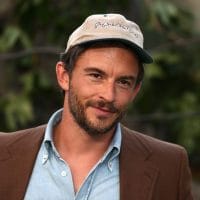 Džonatan Bejli sa kačketom.