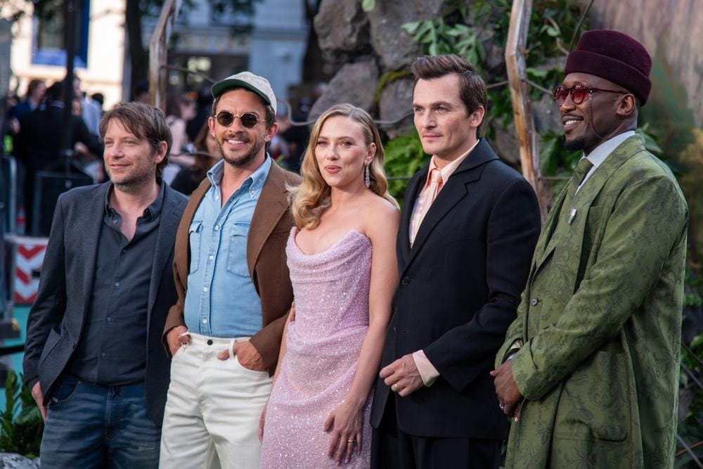 Džonatan Bejli na premijer filma Park iz doba jure sa ekipom koja je igrala u filmu.