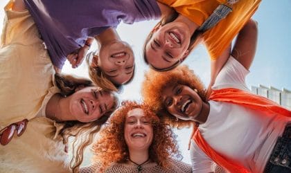 Grupa ljudi koji se smeju.