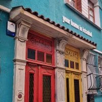 Zgrada i živopisni ulazi obojeni u oker i narandžasto.