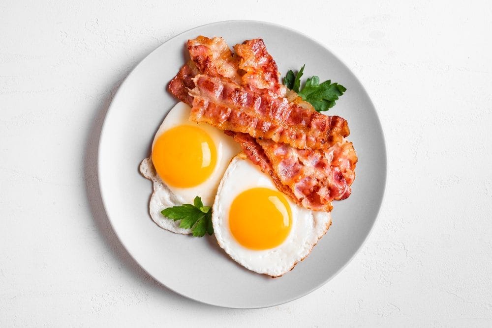 Pržena jaja i slanina.