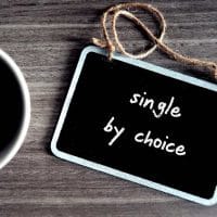 Šoljica kafe, i tabla na kojoj je natpis. Single by choice, ...samac po izboru.