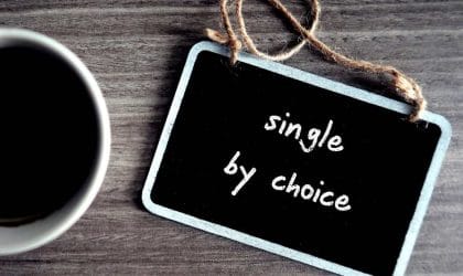 Šoljica kafe, i tabla na kojoj je natpis. Single by choice, ...samac po izboru.