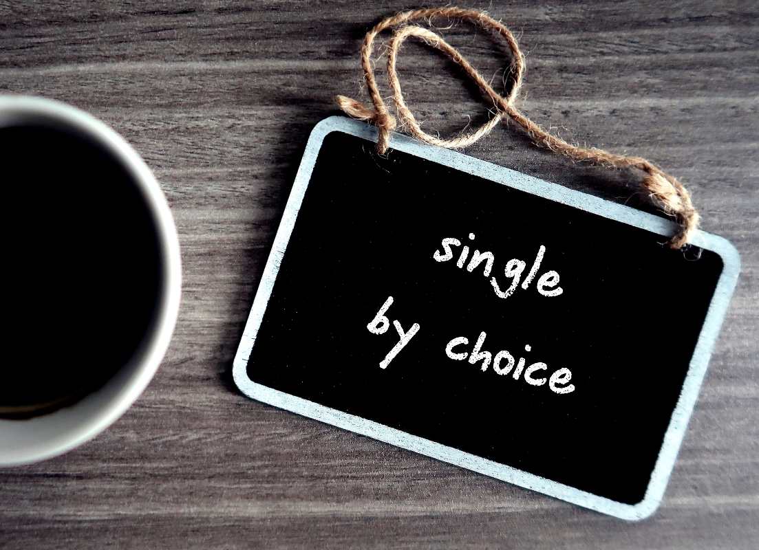 Šoljica kafe, i tabla na kojoj je natpis. Single by choice, ...samac po izboru.