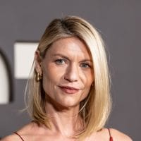 Kler Dejns, portret, izražena joj je mimika na licu, vide se bore, izgleda prirodno.