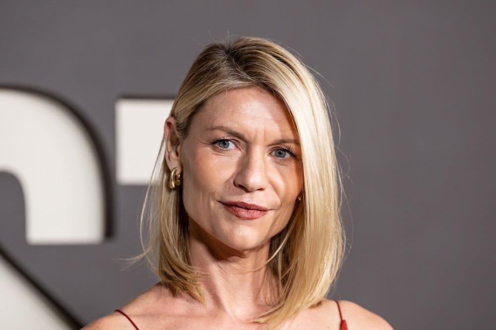 Kler Dejns, portret, izražena joj je mimika na licu, vide se bore, izgleda prirodno.