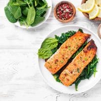 Losos i spanać na tanjiru.