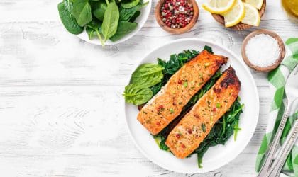 Losos i spanać na tanjiru.