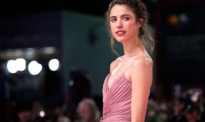 Margaret Kvoli u roze dekoltiranoj haljini pozira.